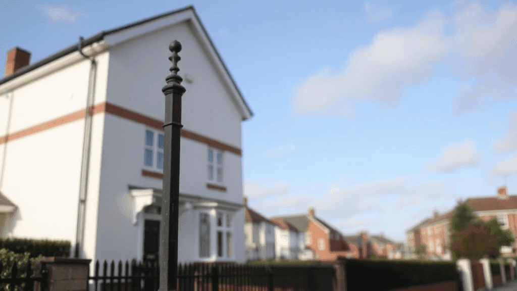 Buying repossessed homes at auction: opportunities and pitfalls